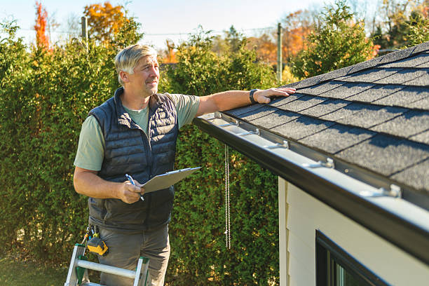 Professional Roofing technician working in Hawaii, HI